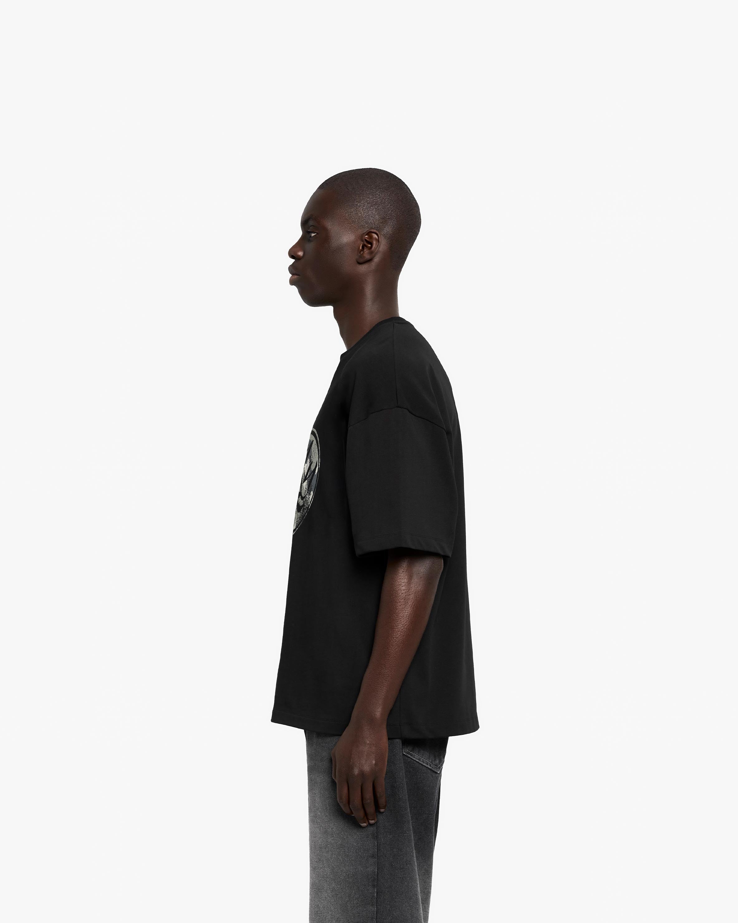 BROKEN SCRIPT TEE BLACK