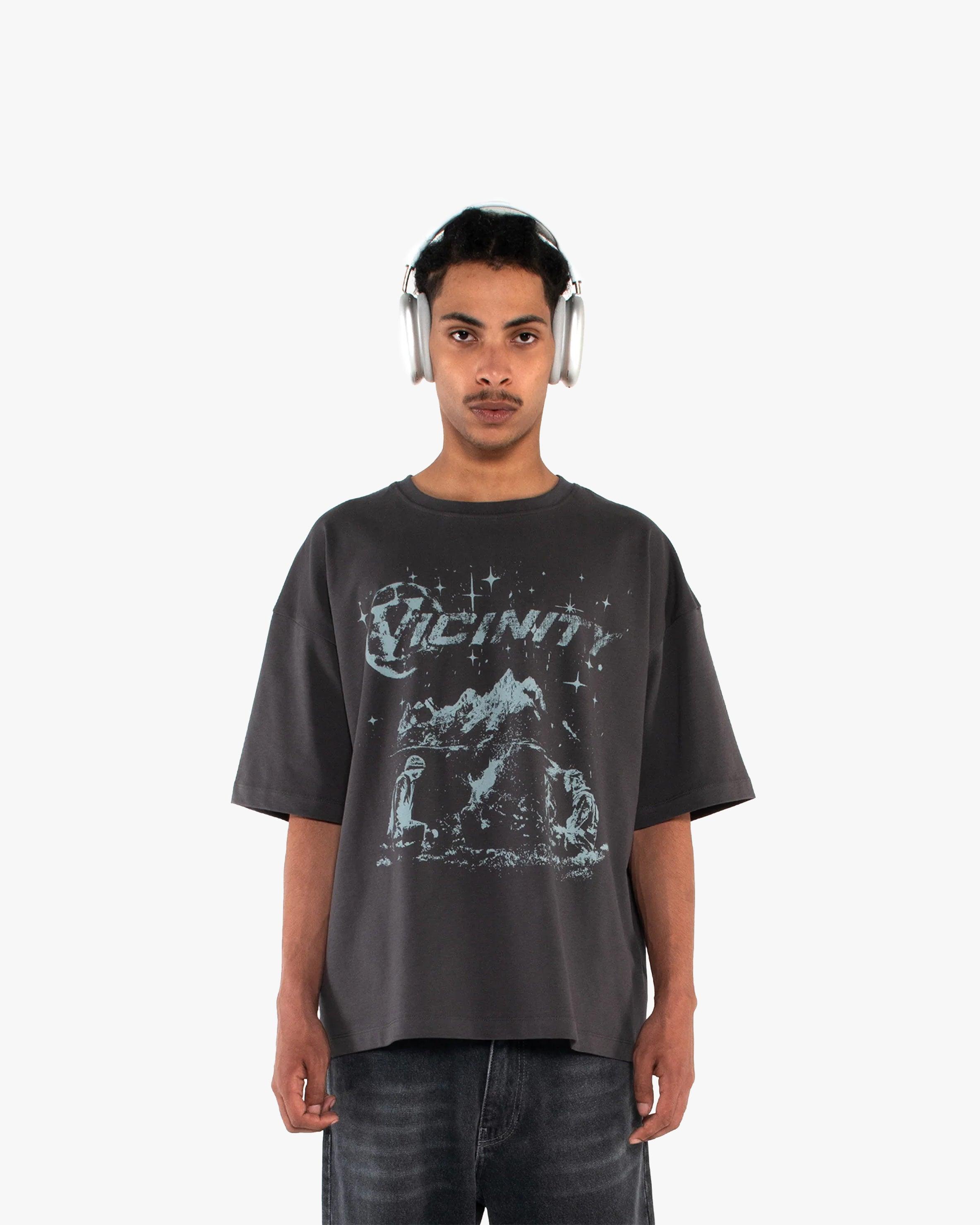 CAMPFIRE TEE DARK GREY